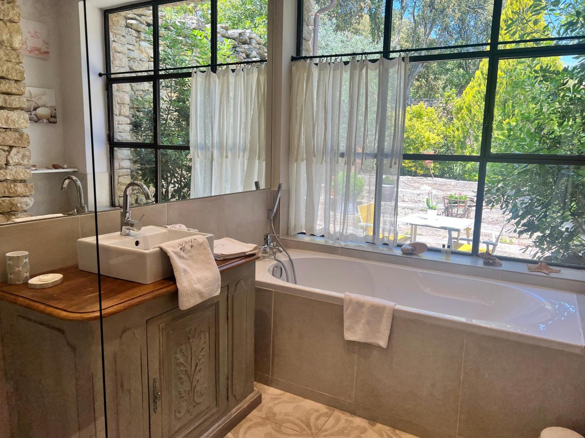 Hautvallon - Peaceful Escape In Provence Bed & Breakfast